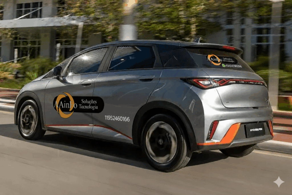 Carro elétrico branco, modelo BYD Dolphin GS, da nova frota da AAINFO. O veículo exibe o logotipo da empresa e o número de WhatsApp 11952460166 na porta lateral, trafegando em uma estrada de vidro em uma cidade futurista e sustentável.