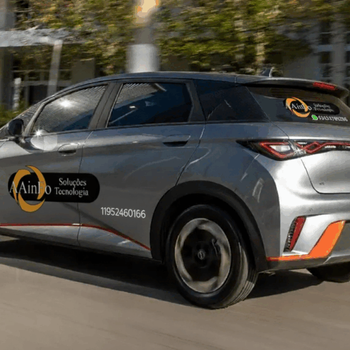 Carro elétrico branco, modelo BYD Dolphin GS, da nova frota da AAINFO. O veículo exibe o logotipo da empresa e o número de WhatsApp 11952460166 na porta lateral, trafegando em uma estrada de vidro em uma cidade futurista e sustentável.